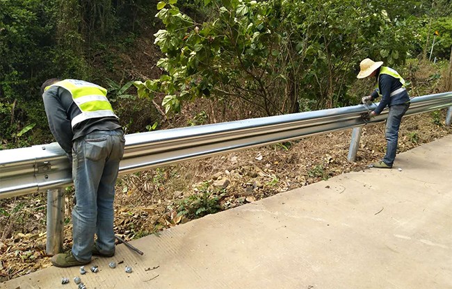 保山高速公路护栏的定期维护与保养